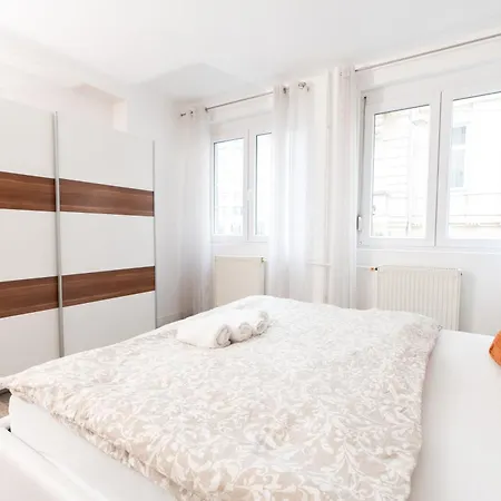 Superb Location & Chic W' 2bedroom Daire